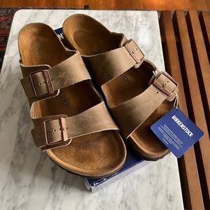 Selling my size 43 (10-10.5) Birkenstock Arizona Soft Footbed in Tobacco Brown.